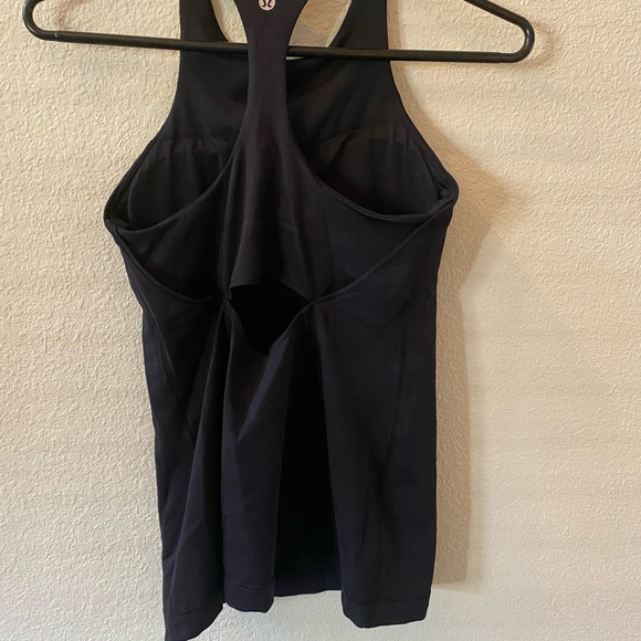 Lululemon Tank Top with Built in Bra. Size: 4 - Picture 2 of 4